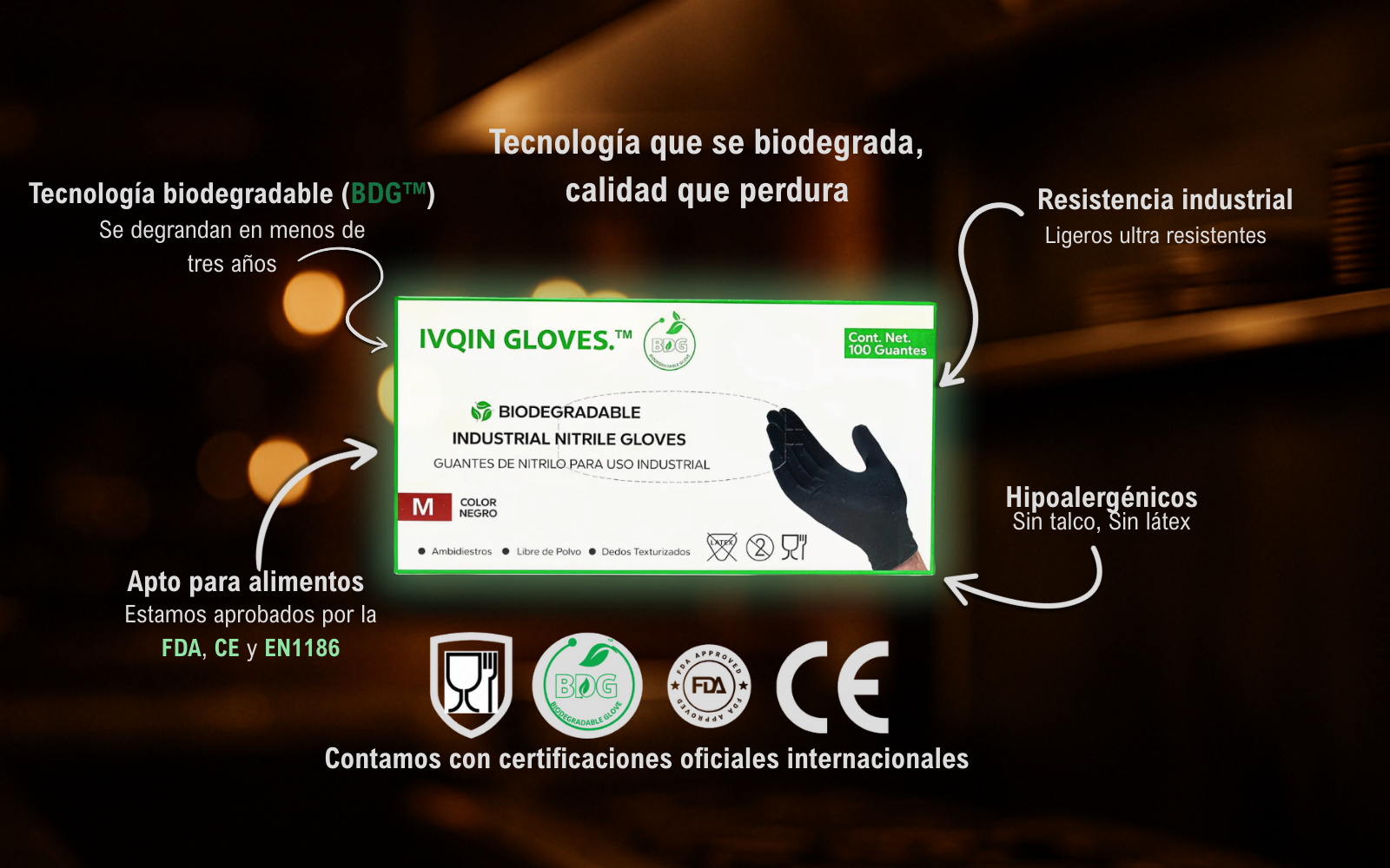 Imagen promocional de los guantes biodegradables IVQIN GLOVES™, diseñados para uso industrial y certificados para contacto con alimentos. Al centro se muestra una caja blanca con detalles en verde que contiene 100 guantes de nitrilo negros, libres de talco y látex. Alrededor de la caja hay textos informativos destacados con flechas que explican sus beneficios clave: tecnología BDG™ que permite su biodegradación en menos de tres años, resistencia industrial con diseño ligero, y formulación hipoalergénica. En