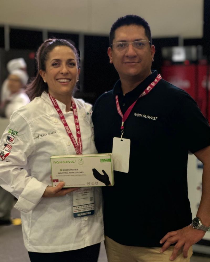 Equipo de CPP México con chef profesional mostrando guantes de nitrilo IVQIN Gloves para uso en cocina profesional y manipulación de alimentos