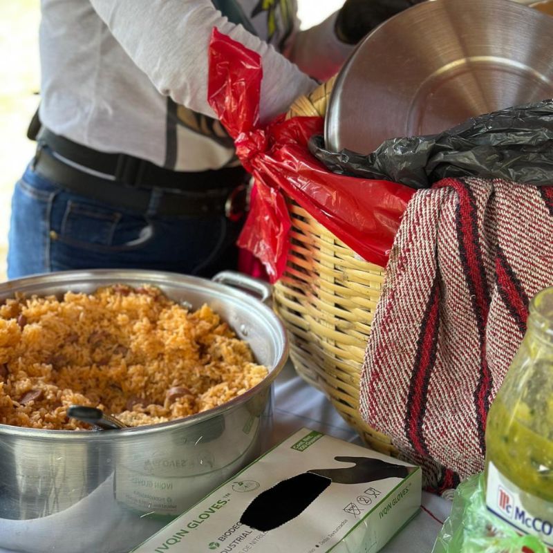 Uso de guantes de nitrilo negros durante preparación de alimentos en cocina, mostrando higiene y manejo seguro